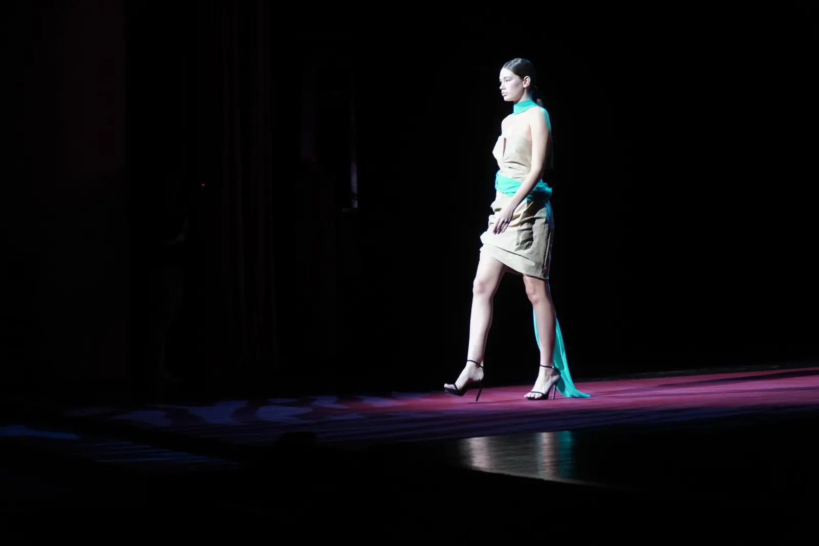 Sabato mattina, 9 novembre, è andata in scena al Teatro Verdi di Gorizia un’edizione speciale di Mittelmoda, storico contest dedicato al mondo della moda, sia nella sua versione “senior” dell’International Lab – The Fashion Award, sia nella declinazione pensata per i migliori talenti della regione, ovvero Mittelmoda District. Sullo stesso palcoscenico protagoniste le creazioni dei ragazzi e delle ragazze che studiano nelle scuole del Friuli Venezia Giulia, e quelle invece dei giovani già più affermati e specializzati che, arrivando da tutto il mondo e da prestigiose accademie di moda, hanno potuto mostrare a Gorizia la loro creatività. Foto di Roberto Marega