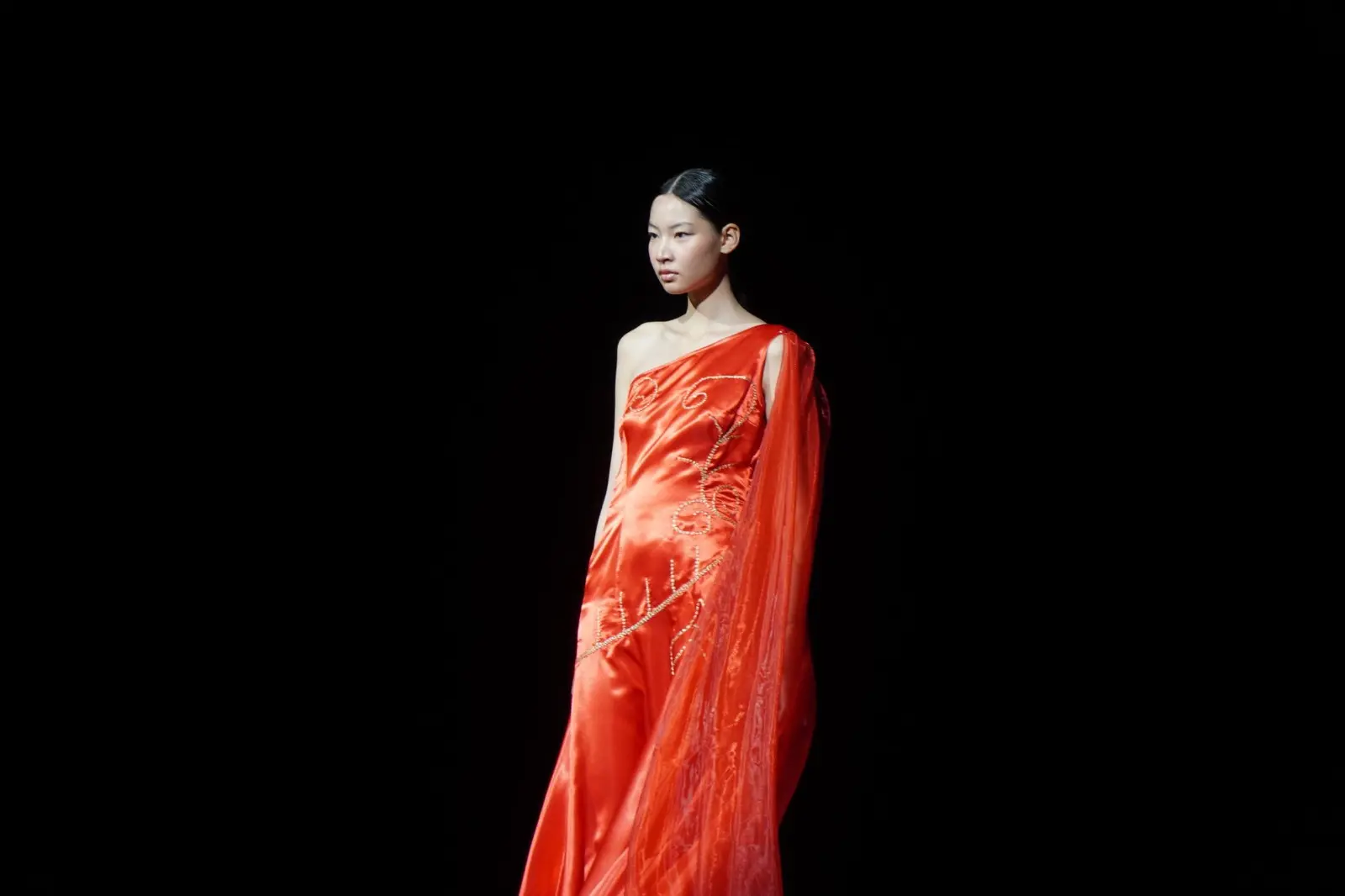 Sabato mattina, 9 novembre, è andata in scena al Teatro Verdi di Gorizia un’edizione speciale di Mittelmoda, storico contest dedicato al mondo della moda, sia nella sua versione “senior” dell’International Lab – The Fashion Award, sia nella declinazione pensata per i migliori talenti della regione, ovvero Mittelmoda District. Sullo stesso palcoscenico protagoniste le creazioni dei ragazzi e delle ragazze che studiano nelle scuole del Friuli Venezia Giulia, e quelle invece dei giovani già più affermati e specializzati che, arrivando da tutto il mondo e da prestigiose accademie di moda, hanno potuto mostrare a Gorizia la loro creatività. Foto di Roberto Marega