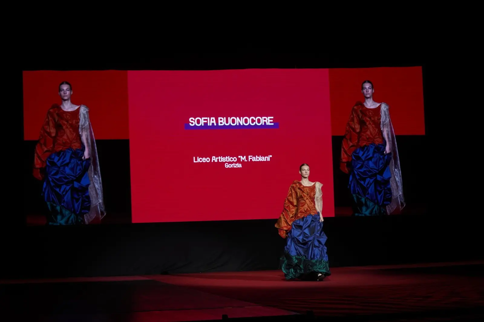 Sabato mattina, 9 novembre, è andata in scena al Teatro Verdi di Gorizia un’edizione speciale di Mittelmoda, storico contest dedicato al mondo della moda, sia nella sua versione “senior” dell’International Lab – The Fashion Award, sia nella declinazione pensata per i migliori talenti della regione, ovvero Mittelmoda District. Sullo stesso palcoscenico protagoniste le creazioni dei ragazzi e delle ragazze che studiano nelle scuole del Friuli Venezia Giulia, e quelle invece dei giovani già più affermati e specializzati che, arrivando da tutto il mondo e da prestigiose accademie di moda, hanno potuto mostrare a Gorizia la loro creatività. Foto di Roberto Marega