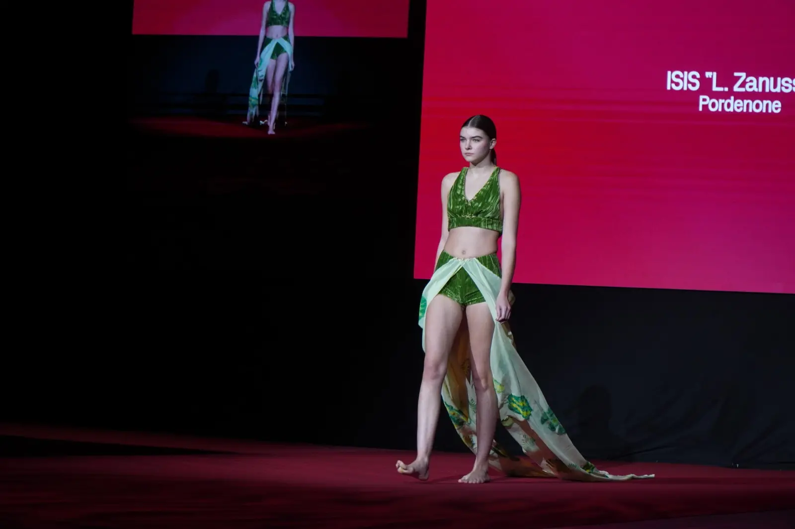 Sabato mattina, 9 novembre, è andata in scena al Teatro Verdi di Gorizia un’edizione speciale di Mittelmoda, storico contest dedicato al mondo della moda, sia nella sua versione “senior” dell’International Lab – The Fashion Award, sia nella declinazione pensata per i migliori talenti della regione, ovvero Mittelmoda District. Sullo stesso palcoscenico protagoniste le creazioni dei ragazzi e delle ragazze che studiano nelle scuole del Friuli Venezia Giulia, e quelle invece dei giovani già più affermati e specializzati che, arrivando da tutto il mondo e da prestigiose accademie di moda, hanno potuto mostrare a Gorizia la loro creatività. Foto di Roberto Marega