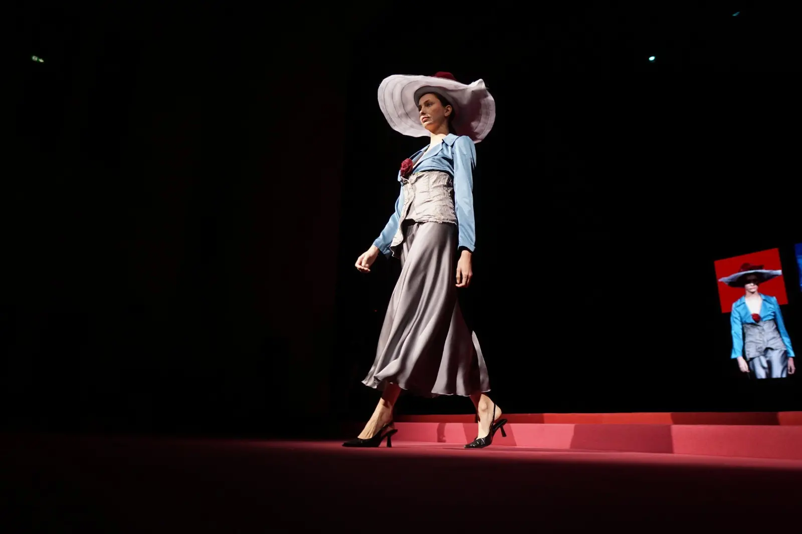 Sabato mattina, 9 novembre, è andata in scena al Teatro Verdi di Gorizia un’edizione speciale di Mittelmoda, storico contest dedicato al mondo della moda, sia nella sua versione “senior” dell’International Lab – The Fashion Award, sia nella declinazione pensata per i migliori talenti della regione, ovvero Mittelmoda District. Sullo stesso palcoscenico protagoniste le creazioni dei ragazzi e delle ragazze che studiano nelle scuole del Friuli Venezia Giulia, e quelle invece dei giovani già più affermati e specializzati che, arrivando da tutto il mondo e da prestigiose accademie di moda, hanno potuto mostrare a Gorizia la loro creatività. Foto di Roberto Marega