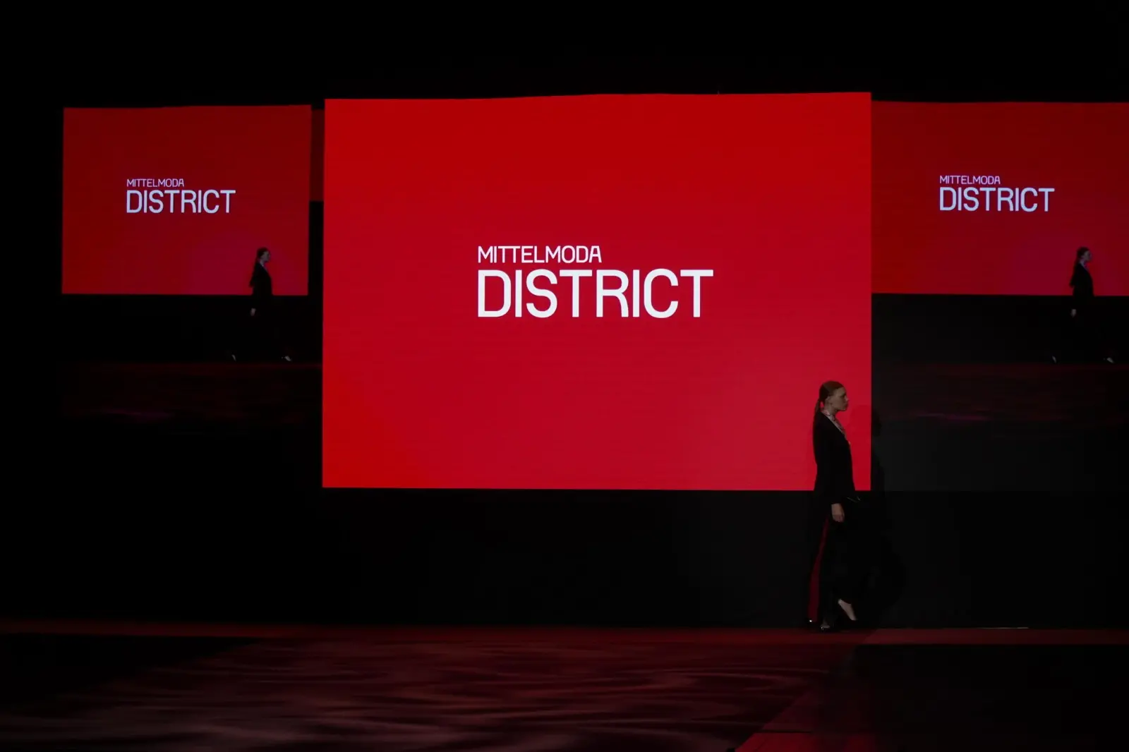 Sabato mattina, 9 novembre, è andata in scena al Teatro Verdi di Gorizia un’edizione speciale di Mittelmoda, storico contest dedicato al mondo della moda, sia nella sua versione “senior” dell’International Lab – The Fashion Award, sia nella declinazione pensata per i migliori talenti della regione, ovvero Mittelmoda District. Sullo stesso palcoscenico protagoniste le creazioni dei ragazzi e delle ragazze che studiano nelle scuole del Friuli Venezia Giulia, e quelle invece dei giovani già più affermati e specializzati che, arrivando da tutto il mondo e da prestigiose accademie di moda, hanno potuto mostrare a Gorizia la loro creatività. Foto di Roberto Marega
