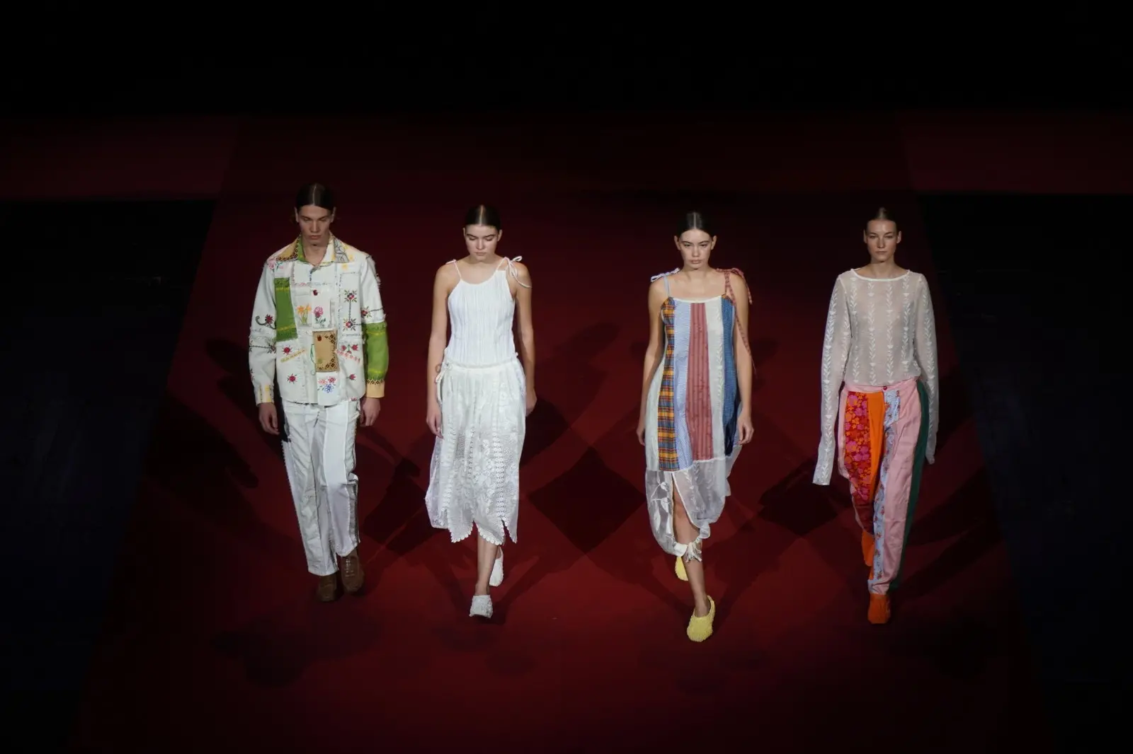 Sabato mattina, 9 novembre, è andata in scena al Teatro Verdi di Gorizia un’edizione speciale di Mittelmoda, storico contest dedicato al mondo della moda, sia nella sua versione “senior” dell’International Lab – The Fashion Award, sia nella declinazione pensata per i migliori talenti della regione, ovvero Mittelmoda District. Sullo stesso palcoscenico protagoniste le creazioni dei ragazzi e delle ragazze che studiano nelle scuole del Friuli Venezia Giulia, e quelle invece dei giovani già più affermati e specializzati che, arrivando da tutto il mondo e da prestigiose accademie di moda, hanno potuto mostrare a Gorizia la loro creatività. Foto di Roberto Marega