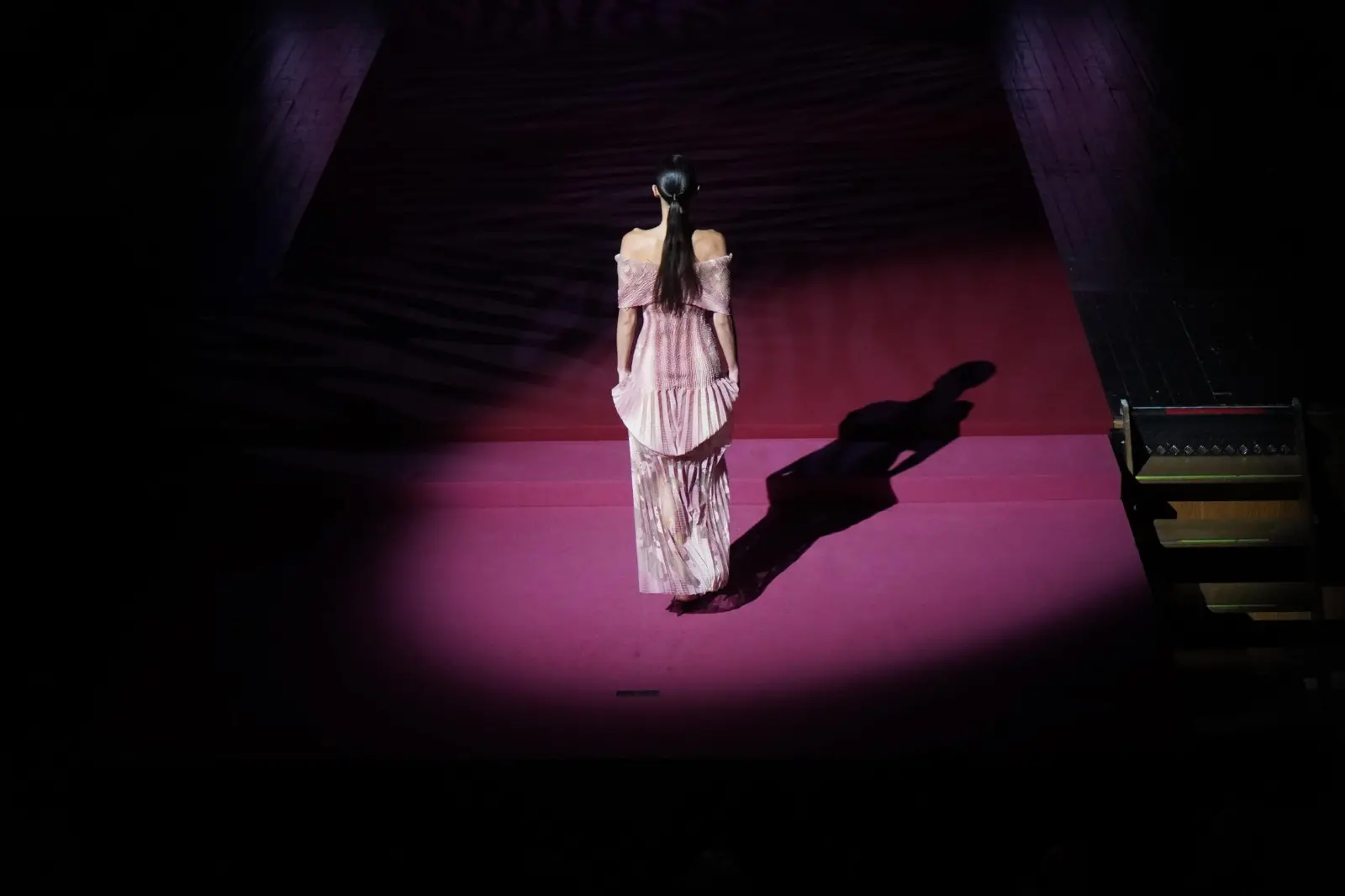 Sabato mattina, 9 novembre, è andata in scena al Teatro Verdi di Gorizia un’edizione speciale di Mittelmoda, storico contest dedicato al mondo della moda, sia nella sua versione “senior” dell’International Lab – The Fashion Award, sia nella declinazione pensata per i migliori talenti della regione, ovvero Mittelmoda District. Sullo stesso palcoscenico protagoniste le creazioni dei ragazzi e delle ragazze che studiano nelle scuole del Friuli Venezia Giulia, e quelle invece dei giovani già più affermati e specializzati che, arrivando da tutto il mondo e da prestigiose accademie di moda, hanno potuto mostrare a Gorizia la loro creatività. Foto di Roberto Marega