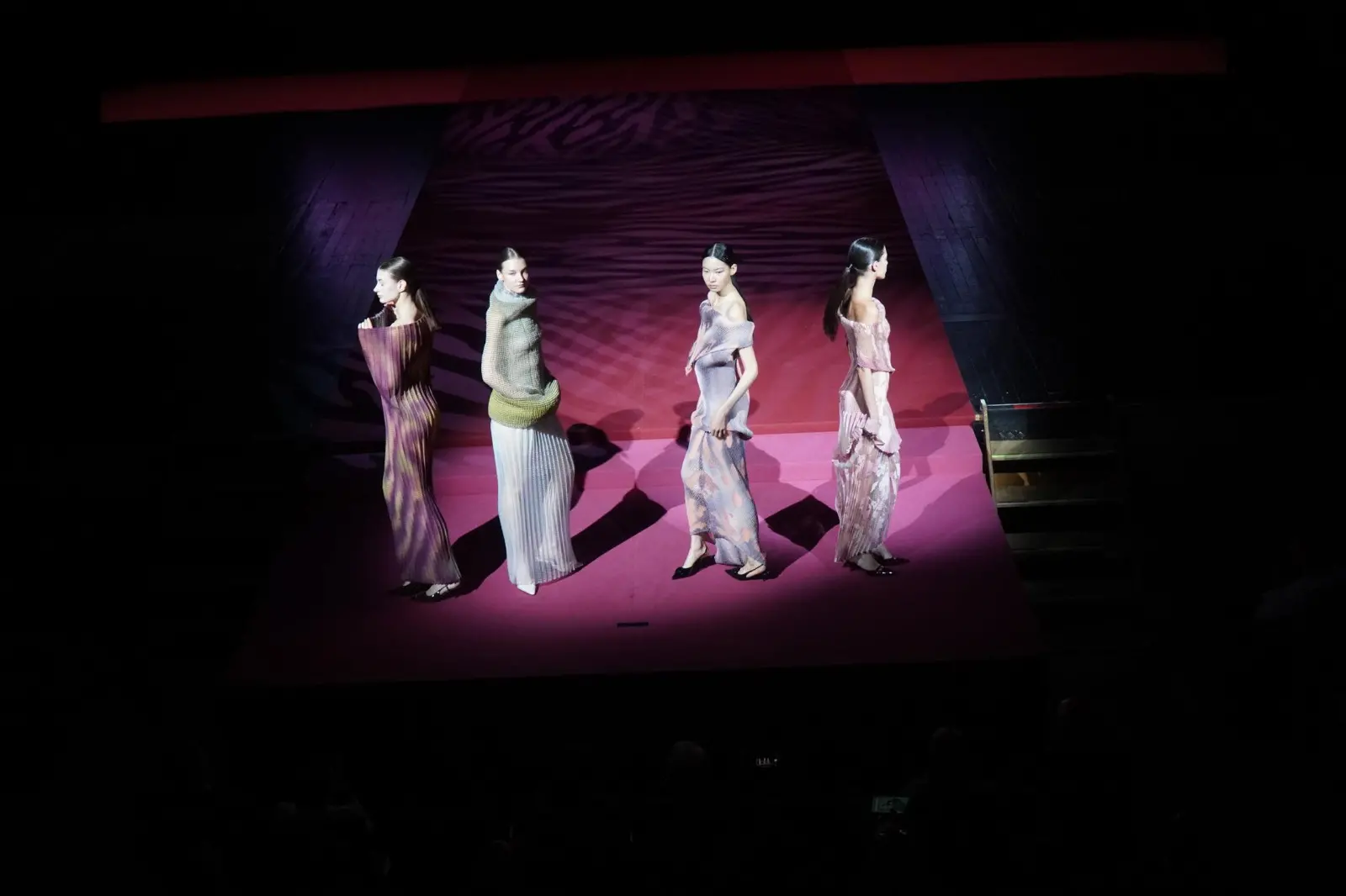 Sabato mattina, 9 novembre, è andata in scena al Teatro Verdi di Gorizia un’edizione speciale di Mittelmoda, storico contest dedicato al mondo della moda, sia nella sua versione “senior” dell’International Lab – The Fashion Award, sia nella declinazione pensata per i migliori talenti della regione, ovvero Mittelmoda District. Sullo stesso palcoscenico protagoniste le creazioni dei ragazzi e delle ragazze che studiano nelle scuole del Friuli Venezia Giulia, e quelle invece dei giovani già più affermati e specializzati che, arrivando da tutto il mondo e da prestigiose accademie di moda, hanno potuto mostrare a Gorizia la loro creatività. Foto di Roberto Marega