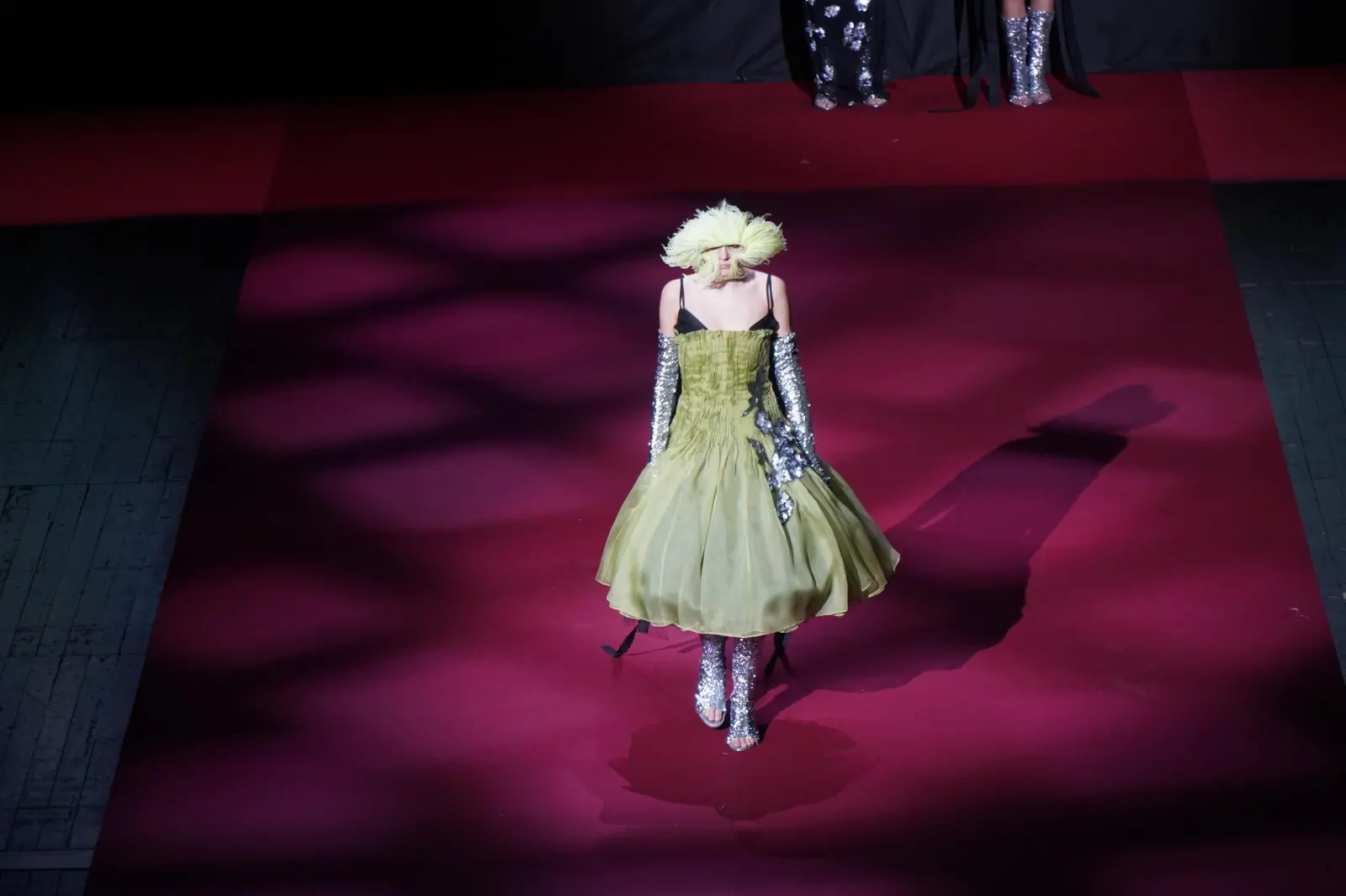 Sabato mattina, 9 novembre, è andata in scena al Teatro Verdi di Gorizia un’edizione speciale di Mittelmoda, storico contest dedicato al mondo della moda, sia nella sua versione “senior” dell’International Lab – The Fashion Award, sia nella declinazione pensata per i migliori talenti della regione, ovvero Mittelmoda District. Sullo stesso palcoscenico protagoniste le creazioni dei ragazzi e delle ragazze che studiano nelle scuole del Friuli Venezia Giulia, e quelle invece dei giovani già più affermati e specializzati che, arrivando da tutto il mondo e da prestigiose accademie di moda, hanno potuto mostrare a Gorizia la loro creatività. Foto di Roberto Marega