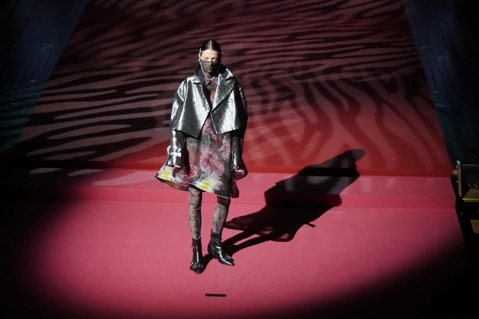 Sabato mattina, 9 novembre, è andata in scena al Teatro Verdi di Gorizia un’edizione speciale di Mittelmoda, storico contest dedicato al mondo della moda, sia nella sua versione “senior” dell’International Lab – The Fashion Award, sia nella declinazione pensata per i migliori talenti della regione, ovvero Mittelmoda District. Sullo stesso palcoscenico protagoniste le creazioni dei ragazzi e delle ragazze che studiano nelle scuole del Friuli Venezia Giulia, e quelle invece dei giovani già più affermati e specializzati che, arrivando da tutto il mondo e da prestigiose accademie di moda, hanno potuto mostrare a Gorizia la loro creatività. Foto di Roberto Marega