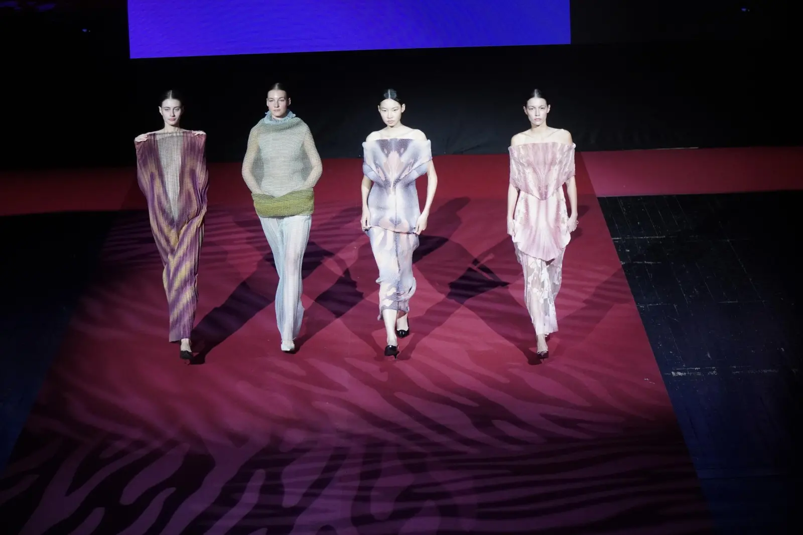 Sabato mattina, 9 novembre, è andata in scena al Teatro Verdi di Gorizia un’edizione speciale di Mittelmoda, storico contest dedicato al mondo della moda, sia nella sua versione “senior” dell’International Lab – The Fashion Award, sia nella declinazione pensata per i migliori talenti della regione, ovvero Mittelmoda District. Sullo stesso palcoscenico protagoniste le creazioni dei ragazzi e delle ragazze che studiano nelle scuole del Friuli Venezia Giulia, e quelle invece dei giovani già più affermati e specializzati che, arrivando da tutto il mondo e da prestigiose accademie di moda, hanno potuto mostrare a Gorizia la loro creatività. Foto di Roberto Marega