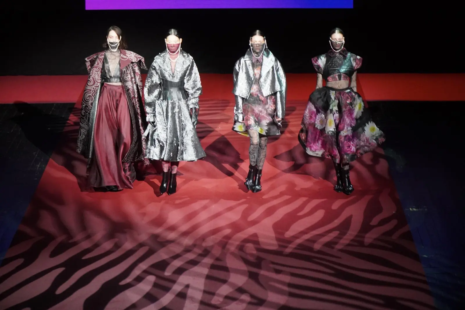 Sabato mattina, 9 novembre, è andata in scena al Teatro Verdi di Gorizia un’edizione speciale di Mittelmoda, storico contest dedicato al mondo della moda, sia nella sua versione “senior” dell’International Lab – The Fashion Award, sia nella declinazione pensata per i migliori talenti della regione, ovvero Mittelmoda District. Sullo stesso palcoscenico protagoniste le creazioni dei ragazzi e delle ragazze che studiano nelle scuole del Friuli Venezia Giulia, e quelle invece dei giovani già più affermati e specializzati che, arrivando da tutto il mondo e da prestigiose accademie di moda, hanno potuto mostrare a Gorizia la loro creatività. Foto di Roberto Marega