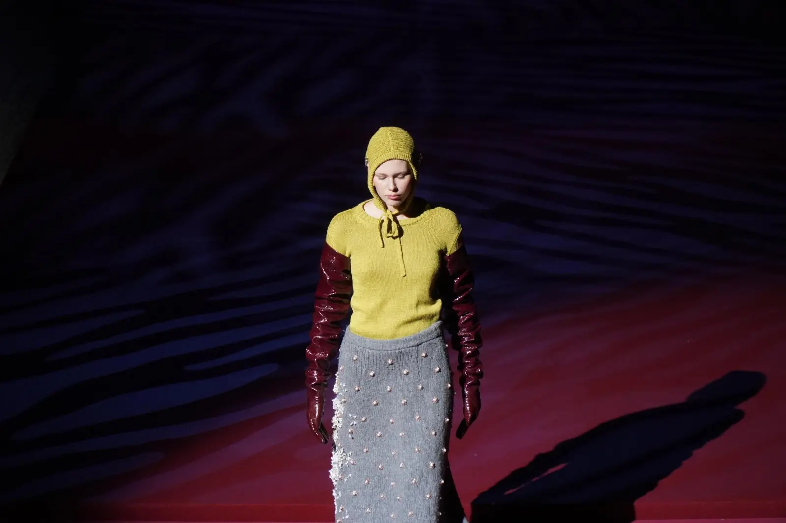 Sabato mattina, 9 novembre, è andata in scena al Teatro Verdi di Gorizia un’edizione speciale di Mittelmoda, storico contest dedicato al mondo della moda, sia nella sua versione “senior” dell’International Lab – The Fashion Award, sia nella declinazione pensata per i migliori talenti della regione, ovvero Mittelmoda District. Sullo stesso palcoscenico protagoniste le creazioni dei ragazzi e delle ragazze che studiano nelle scuole del Friuli Venezia Giulia, e quelle invece dei giovani già più affermati e specializzati che, arrivando da tutto il mondo e da prestigiose accademie di moda, hanno potuto mostrare a Gorizia la loro creatività. Foto di Roberto Marega