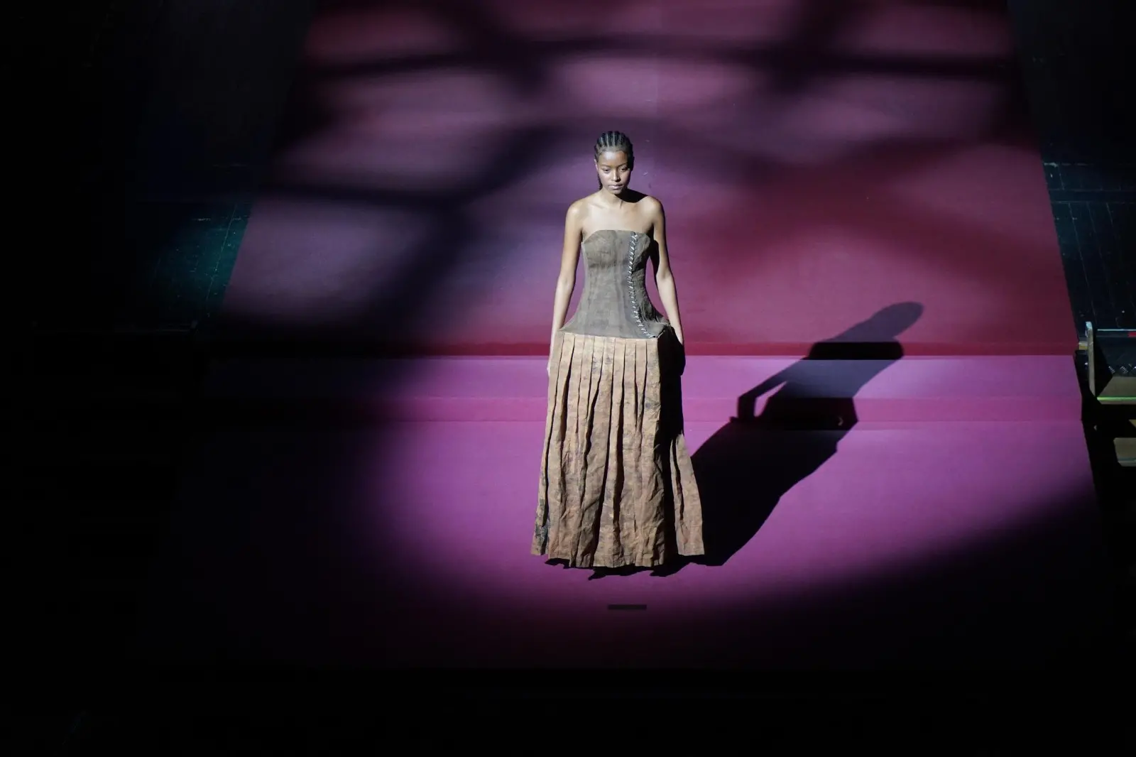 Sabato mattina, 9 novembre, è andata in scena al Teatro Verdi di Gorizia un’edizione speciale di Mittelmoda, storico contest dedicato al mondo della moda, sia nella sua versione “senior” dell’International Lab – The Fashion Award, sia nella declinazione pensata per i migliori talenti della regione, ovvero Mittelmoda District. Sullo stesso palcoscenico protagoniste le creazioni dei ragazzi e delle ragazze che studiano nelle scuole del Friuli Venezia Giulia, e quelle invece dei giovani già più affermati e specializzati che, arrivando da tutto il mondo e da prestigiose accademie di moda, hanno potuto mostrare a Gorizia la loro creatività. Foto di Roberto Marega