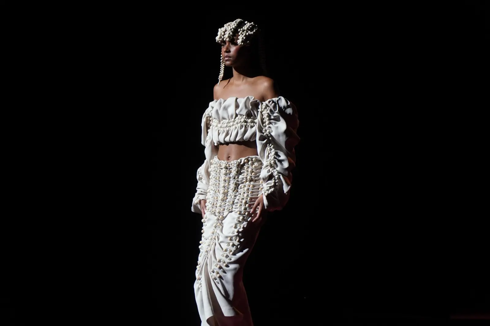 Sabato mattina, 9 novembre, è andata in scena al Teatro Verdi di Gorizia un’edizione speciale di Mittelmoda, storico contest dedicato al mondo della moda, sia nella sua versione “senior” dell’International Lab – The Fashion Award, sia nella declinazione pensata per i migliori talenti della regione, ovvero Mittelmoda District. Sullo stesso palcoscenico protagoniste le creazioni dei ragazzi e delle ragazze che studiano nelle scuole del Friuli Venezia Giulia, e quelle invece dei giovani già più affermati e specializzati che, arrivando da tutto il mondo e da prestigiose accademie di moda, hanno potuto mostrare a Gorizia la loro creatività. Foto di Roberto Marega