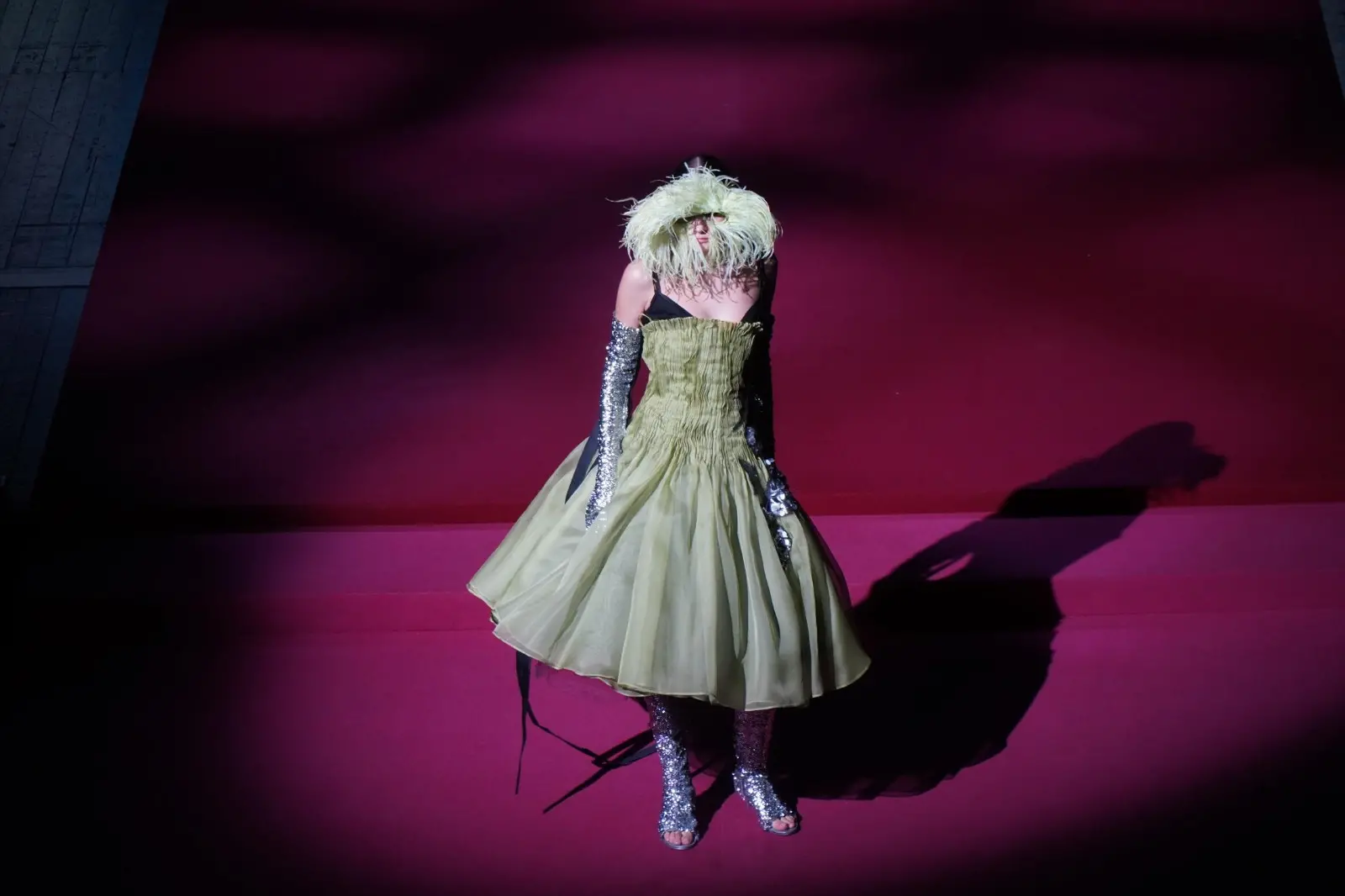 Sabato mattina, 9 novembre, è andata in scena al Teatro Verdi di Gorizia un’edizione speciale di Mittelmoda, storico contest dedicato al mondo della moda, sia nella sua versione “senior” dell’International Lab – The Fashion Award, sia nella declinazione pensata per i migliori talenti della regione, ovvero Mittelmoda District. Sullo stesso palcoscenico protagoniste le creazioni dei ragazzi e delle ragazze che studiano nelle scuole del Friuli Venezia Giulia, e quelle invece dei giovani già più affermati e specializzati che, arrivando da tutto il mondo e da prestigiose accademie di moda, hanno potuto mostrare a Gorizia la loro creatività. Foto di Roberto Marega