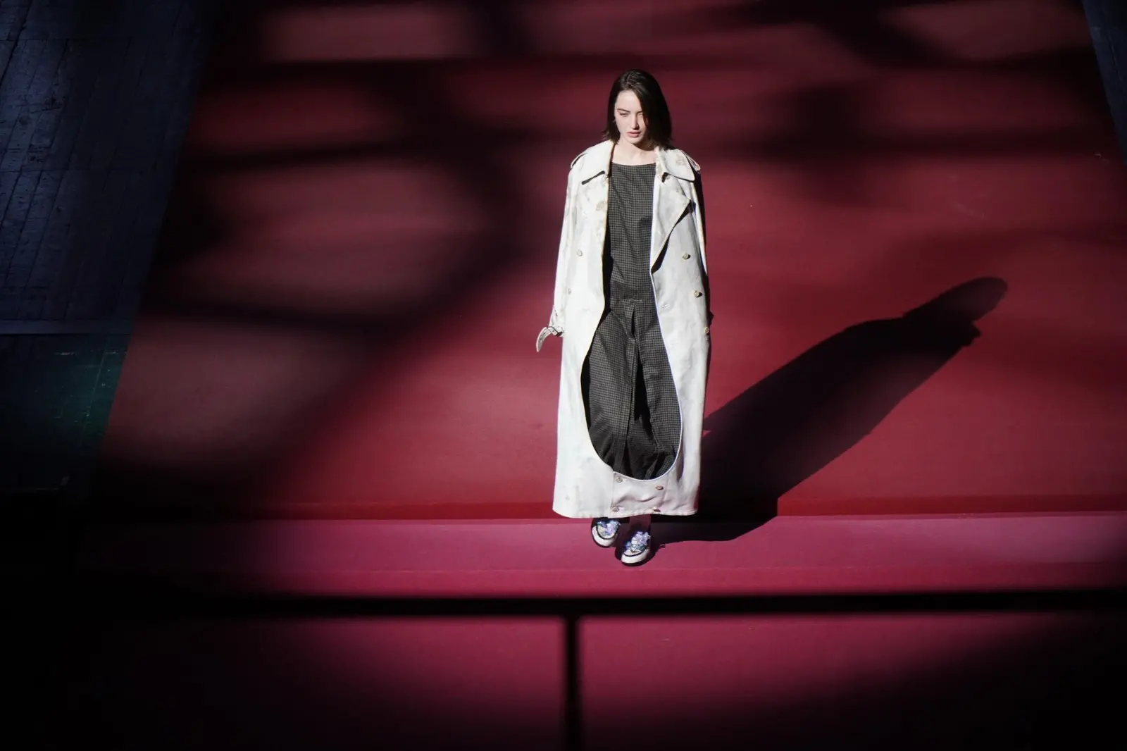 Sabato mattina, 9 novembre, è andata in scena al Teatro Verdi di Gorizia un’edizione speciale di Mittelmoda, storico contest dedicato al mondo della moda, sia nella sua versione “senior” dell’International Lab – The Fashion Award, sia nella declinazione pensata per i migliori talenti della regione, ovvero Mittelmoda District. Sullo stesso palcoscenico protagoniste le creazioni dei ragazzi e delle ragazze che studiano nelle scuole del Friuli Venezia Giulia, e quelle invece dei giovani già più affermati e specializzati che, arrivando da tutto il mondo e da prestigiose accademie di moda, hanno potuto mostrare a Gorizia la loro creatività. Foto di Roberto Marega