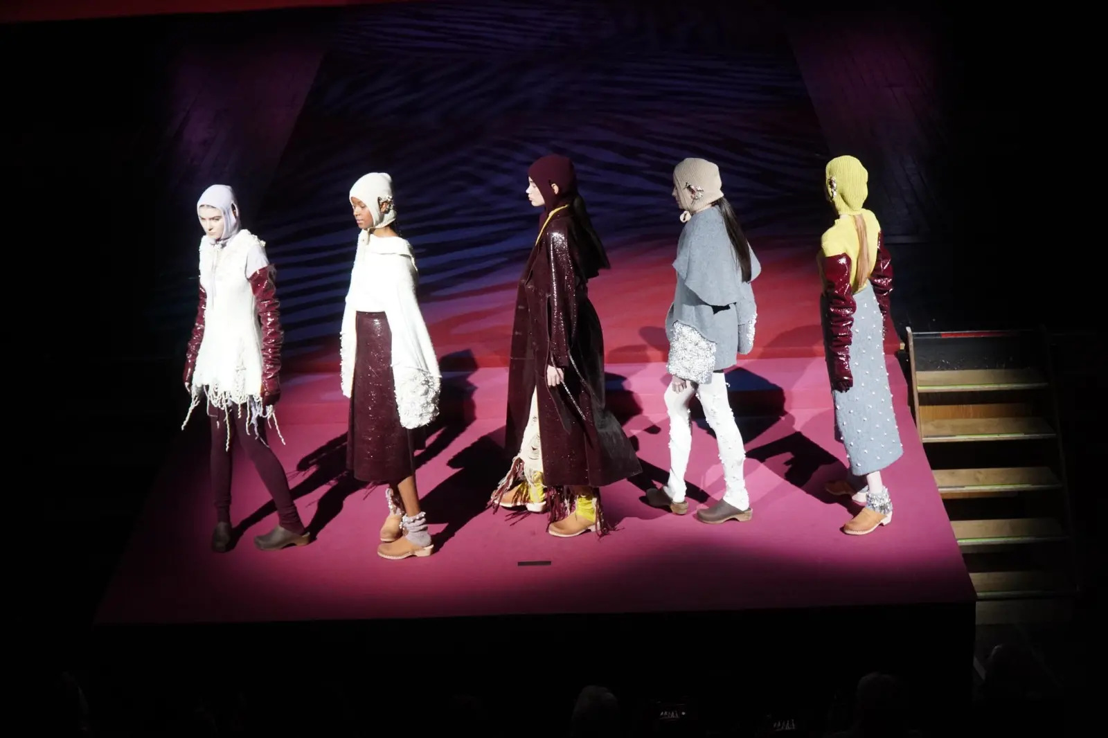 Sabato mattina, 9 novembre, è andata in scena al Teatro Verdi di Gorizia un’edizione speciale di Mittelmoda, storico contest dedicato al mondo della moda, sia nella sua versione “senior” dell’International Lab – The Fashion Award, sia nella declinazione pensata per i migliori talenti della regione, ovvero Mittelmoda District. Sullo stesso palcoscenico protagoniste le creazioni dei ragazzi e delle ragazze che studiano nelle scuole del Friuli Venezia Giulia, e quelle invece dei giovani già più affermati e specializzati che, arrivando da tutto il mondo e da prestigiose accademie di moda, hanno potuto mostrare a Gorizia la loro creatività. Foto di Roberto Marega