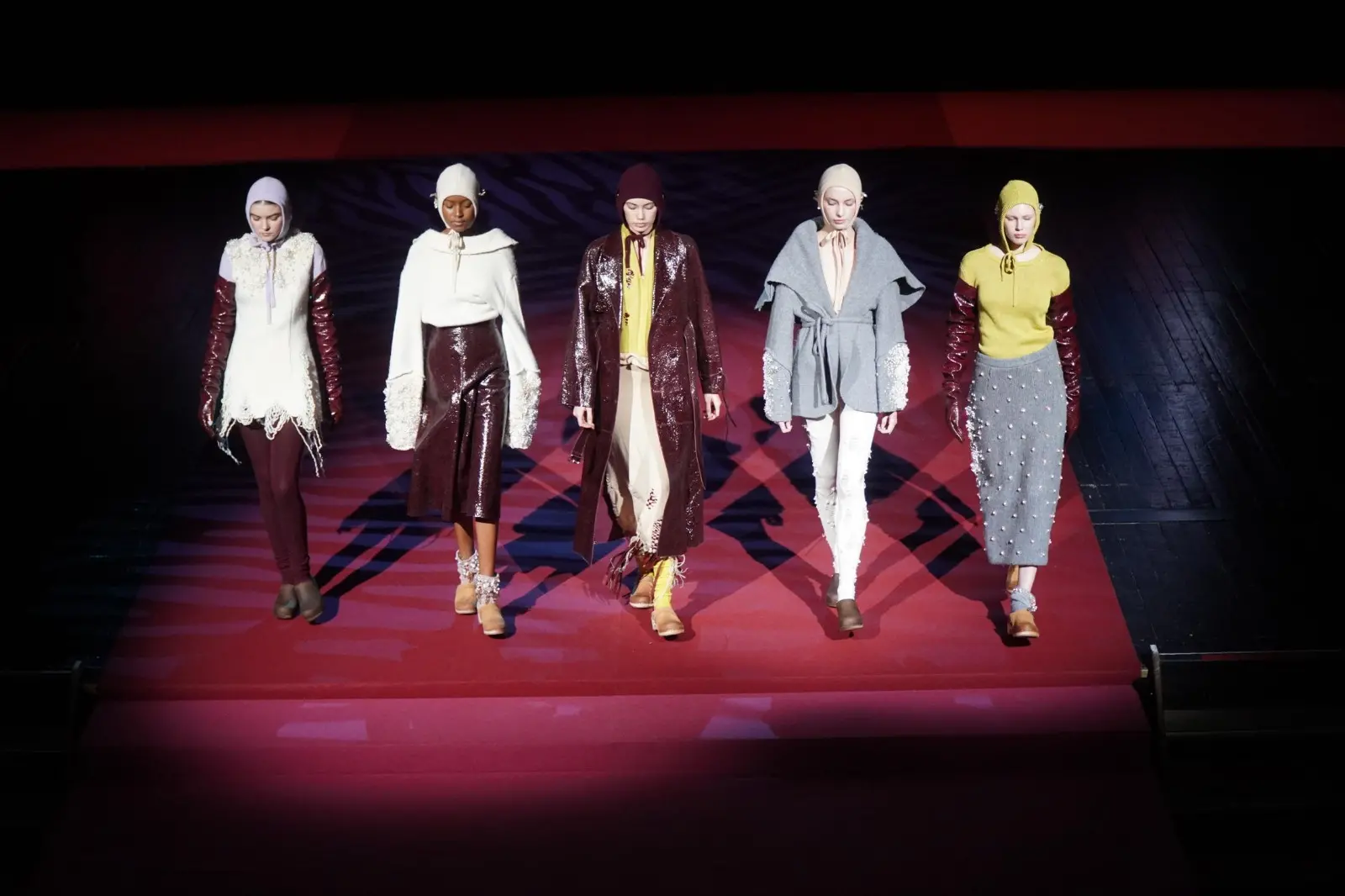 Sabato mattina, 9 novembre, è andata in scena al Teatro Verdi di Gorizia un’edizione speciale di Mittelmoda, storico contest dedicato al mondo della moda, sia nella sua versione “senior” dell’International Lab – The Fashion Award, sia nella declinazione pensata per i migliori talenti della regione, ovvero Mittelmoda District. Sullo stesso palcoscenico protagoniste le creazioni dei ragazzi e delle ragazze che studiano nelle scuole del Friuli Venezia Giulia, e quelle invece dei giovani già più affermati e specializzati che, arrivando da tutto il mondo e da prestigiose accademie di moda, hanno potuto mostrare a Gorizia la loro creatività. Foto di Roberto Marega