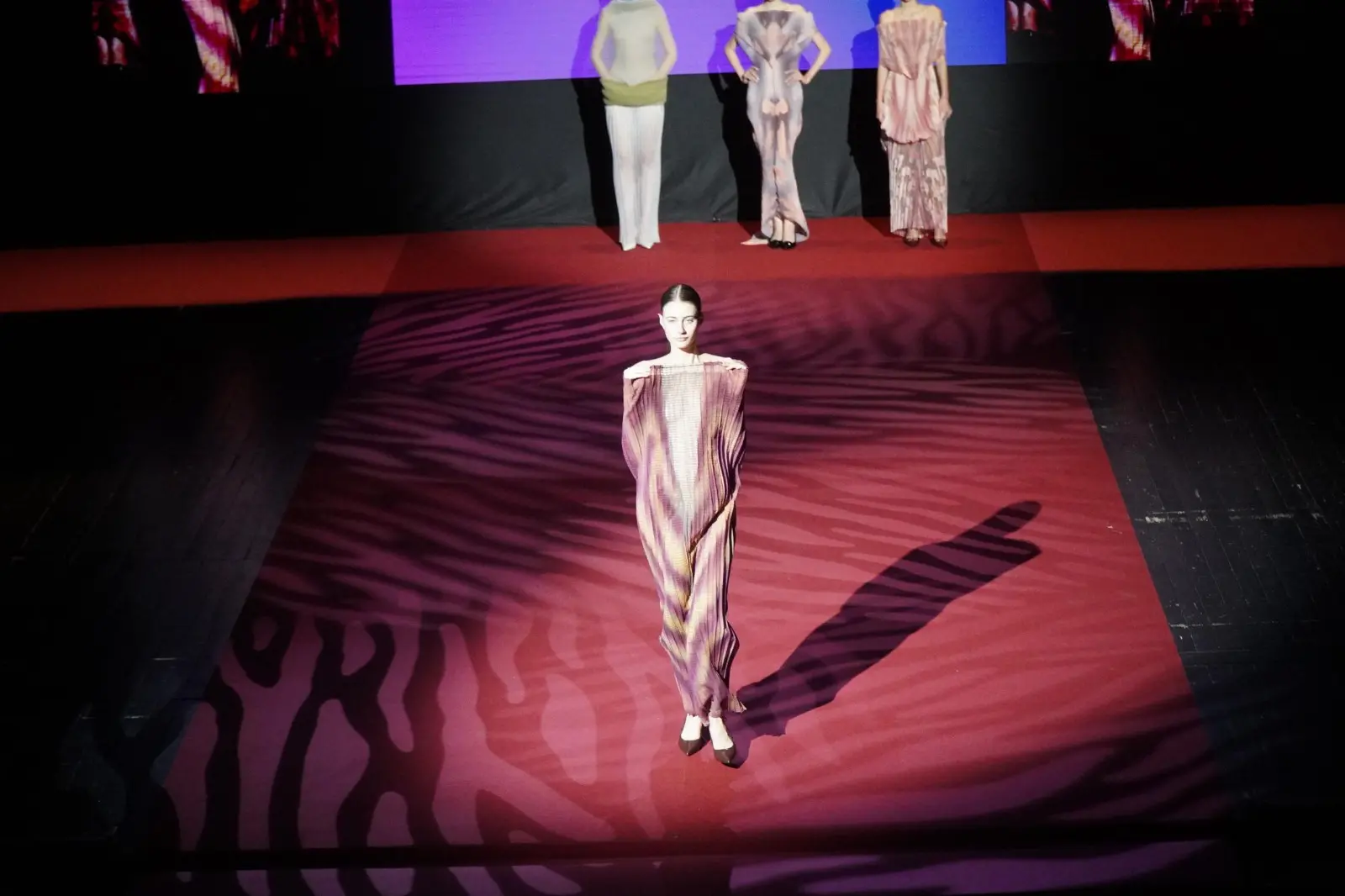 Sabato mattina, 9 novembre, è andata in scena al Teatro Verdi di Gorizia un’edizione speciale di Mittelmoda, storico contest dedicato al mondo della moda, sia nella sua versione “senior” dell’International Lab – The Fashion Award, sia nella declinazione pensata per i migliori talenti della regione, ovvero Mittelmoda District. Sullo stesso palcoscenico protagoniste le creazioni dei ragazzi e delle ragazze che studiano nelle scuole del Friuli Venezia Giulia, e quelle invece dei giovani già più affermati e specializzati che, arrivando da tutto il mondo e da prestigiose accademie di moda, hanno potuto mostrare a Gorizia la loro creatività. Foto di Roberto Marega