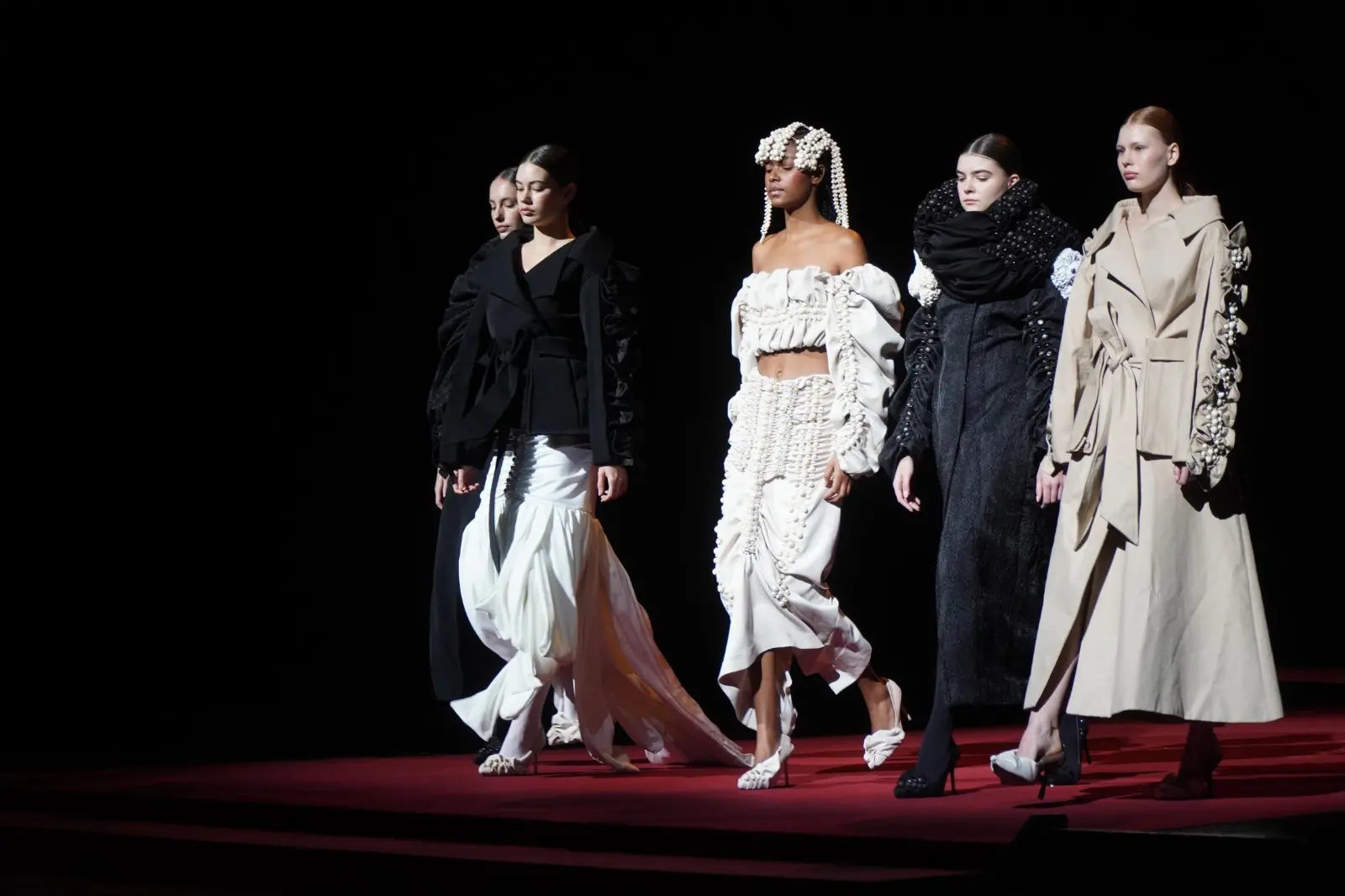 Sabato mattina, 9 novembre, è andata in scena al Teatro Verdi di Gorizia un’edizione speciale di Mittelmoda, storico contest dedicato al mondo della moda, sia nella sua versione “senior” dell’International Lab – The Fashion Award, sia nella declinazione pensata per i migliori talenti della regione, ovvero Mittelmoda District. Sullo stesso palcoscenico protagoniste le creazioni dei ragazzi e delle ragazze che studiano nelle scuole del Friuli Venezia Giulia, e quelle invece dei giovani già più affermati e specializzati che, arrivando da tutto il mondo e da prestigiose accademie di moda, hanno potuto mostrare a Gorizia la loro creatività. Foto di Roberto Marega