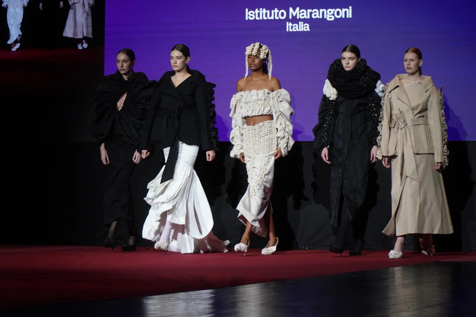 Sabato mattina, 9 novembre, è andata in scena al Teatro Verdi di Gorizia un’edizione speciale di Mittelmoda, storico contest dedicato al mondo della moda, sia nella sua versione “senior” dell’International Lab – The Fashion Award, sia nella declinazione pensata per i migliori talenti della regione, ovvero Mittelmoda District. Sullo stesso palcoscenico protagoniste le creazioni dei ragazzi e delle ragazze che studiano nelle scuole del Friuli Venezia Giulia, e quelle invece dei giovani già più affermati e specializzati che, arrivando da tutto il mondo e da prestigiose accademie di moda, hanno potuto mostrare a Gorizia la loro creatività. Foto di Roberto Marega