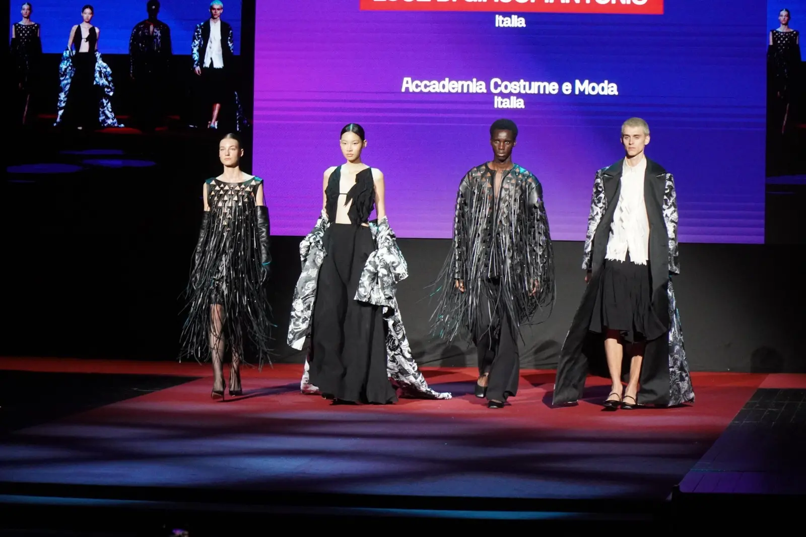 Sabato mattina, 9 novembre, è andata in scena al Teatro Verdi di Gorizia un’edizione speciale di Mittelmoda, storico contest dedicato al mondo della moda, sia nella sua versione “senior” dell’International Lab – The Fashion Award, sia nella declinazione pensata per i migliori talenti della regione, ovvero Mittelmoda District. Sullo stesso palcoscenico protagoniste le creazioni dei ragazzi e delle ragazze che studiano nelle scuole del Friuli Venezia Giulia, e quelle invece dei giovani già più affermati e specializzati che, arrivando da tutto il mondo e da prestigiose accademie di moda, hanno potuto mostrare a Gorizia la loro creatività. Foto di Roberto Marega