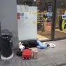 Il senzatetto che dormiva davanti al supermercato Aldi di via Coroneo a Trieste