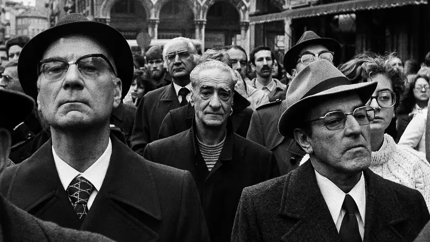 Nella foto (scattata da Claudio Ernè) un primo piano di partecipanti a una manifestazione contro Osimo