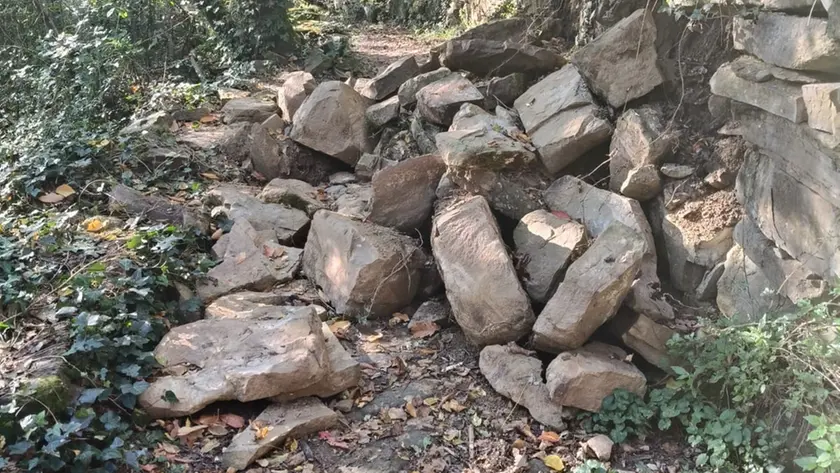L’ultimo crollo del muro in pietra sul sentiero Natura