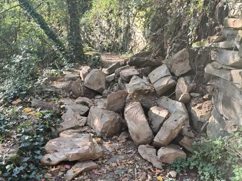 L’ultimo crollo del muro in pietra sul sentiero Natura