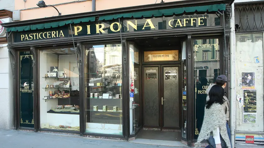 La vetrina della storica pasticceria Pirona in corso Saba (Lasorte)