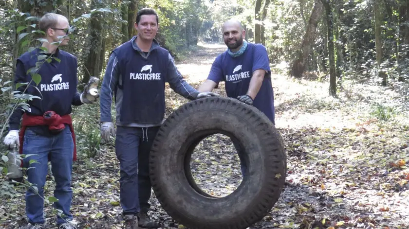 Un momento della maxi-operazione di pulizia lungo le rive dell’Isonzo
