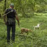 Un cercatore di tartufi con i suoi cani in un bosco dell’Istria