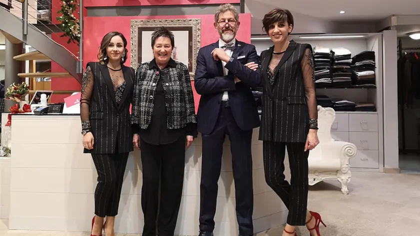 Giovanni Bressan con lo staff del negozio iBressan che chiude dopo quasi 108 anni di attività