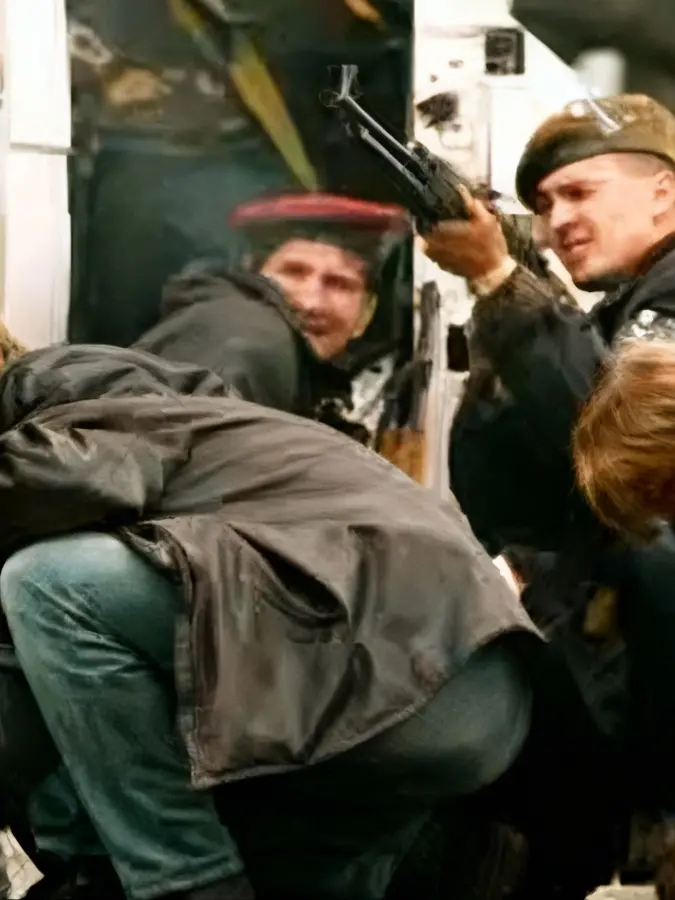 Sarajevo durante l'assedio (1992-'96): un soldato risponde a un cecchino tra la gente terrorizzata