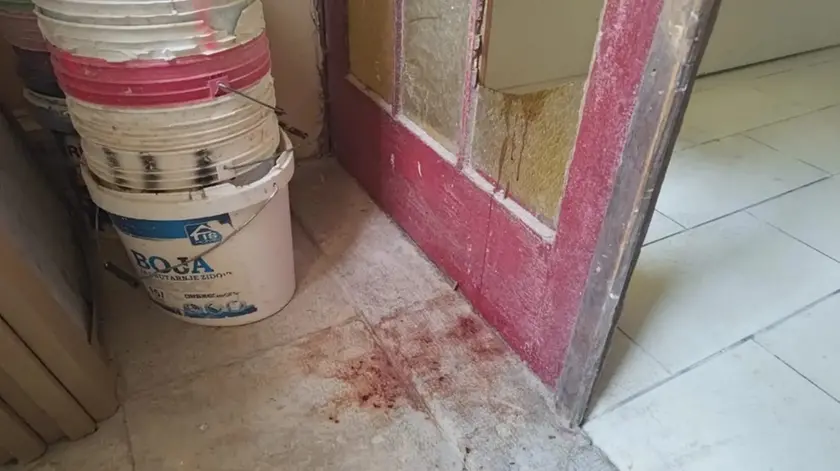 Il sangue nel cantiere del tentato furto, in via San Giacomo in Monte