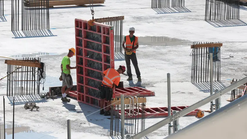 Operai al lavoro in un cantiere (Lasorte)