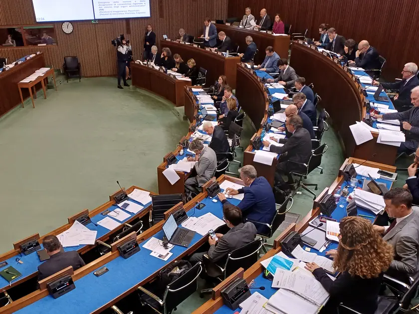Un momento dei lavori dell’aula, mentre esamina il codice regionale del Commercio e del Turismo