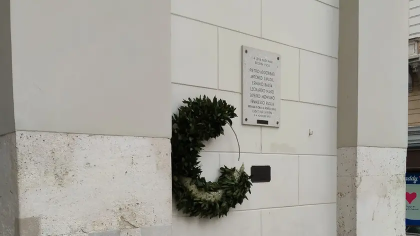 La corona d’alloro vandalizzata a Sant’Antonio Nuovo