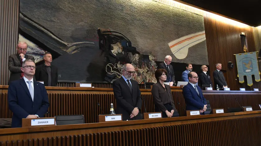 La giunta in Consiglio regionale osserva un minuti di silenzio per la morte di Giovanni, 9 anni, ucciso a Muggia dalla madre