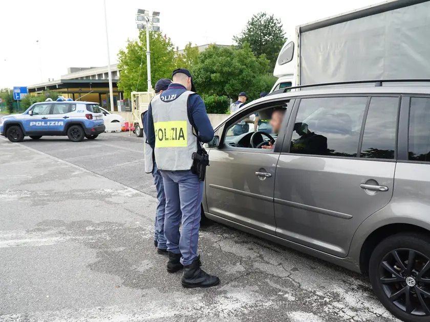 Controlli della Polizia di Stato all’ex valico confinario di Sant’Andrea Archivio Bumbaca