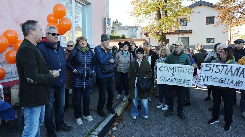 La protesta sotto il municipio di Duino Aurisina contro l’antenna di Visogliano Foto Andrea Lasorte