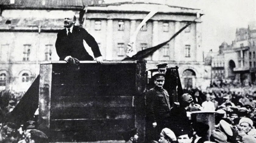 Vladimir Lenin con Leon Trotsky nella Piazzo Rossa di Mosca nel 1918 World History Archive / AGF