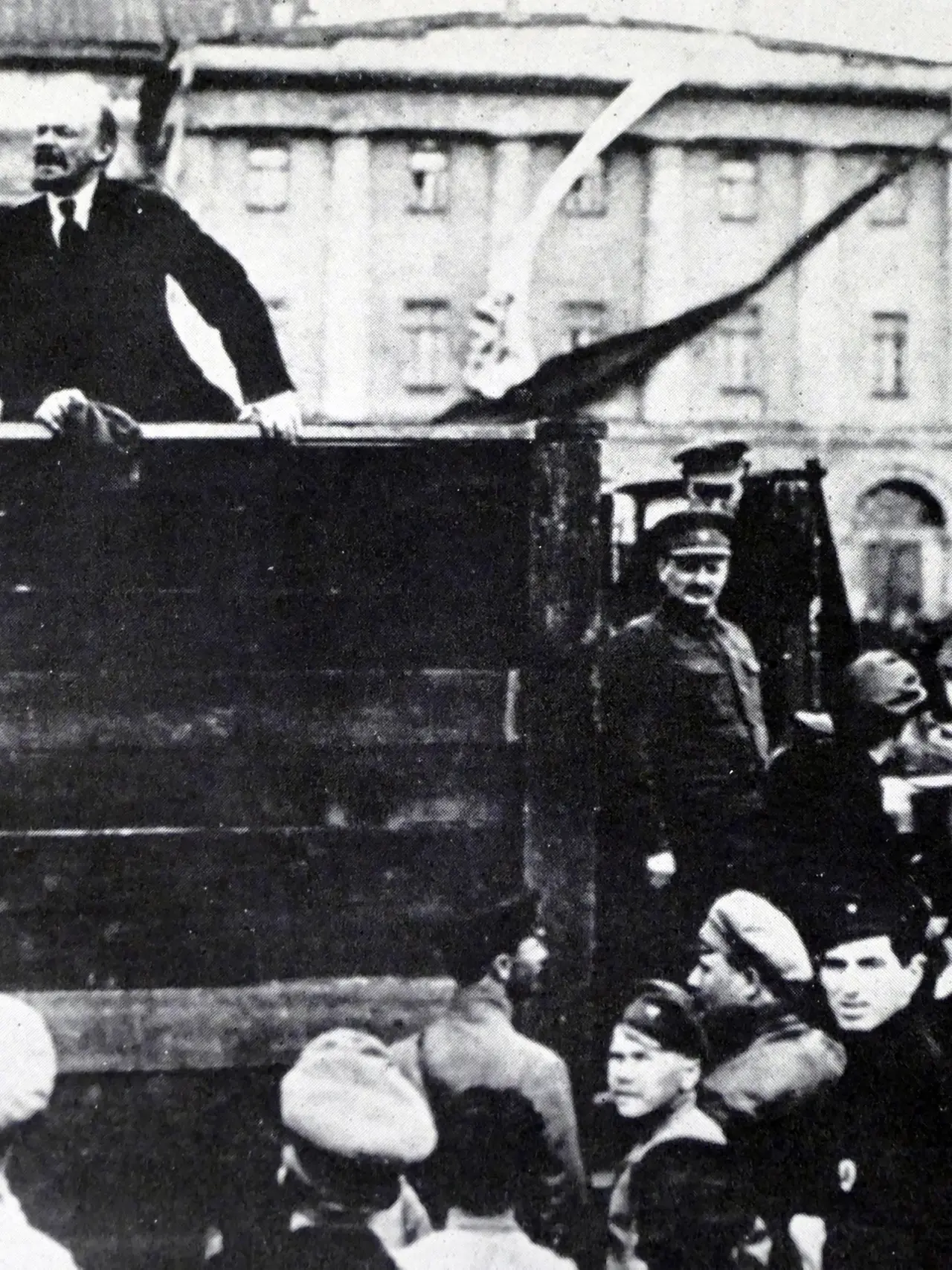 Vladimir Lenin con Leon Trotsky nella Piazzo Rossa di Mosca nel 1918 World History Archive / AGF