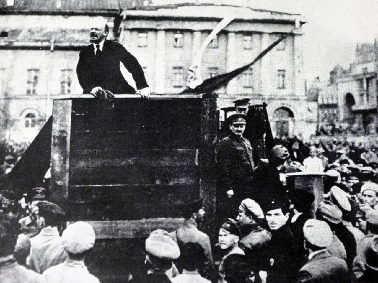 Vladimir Lenin con Leon Trotsky nella Piazzo Rossa di Mosca nel 1918 World History Archive / AGF