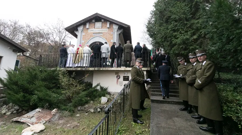 Rappresentanti istituzionali e uomini in divisa davanti alla chiesetta magiara foto Bonaventura
