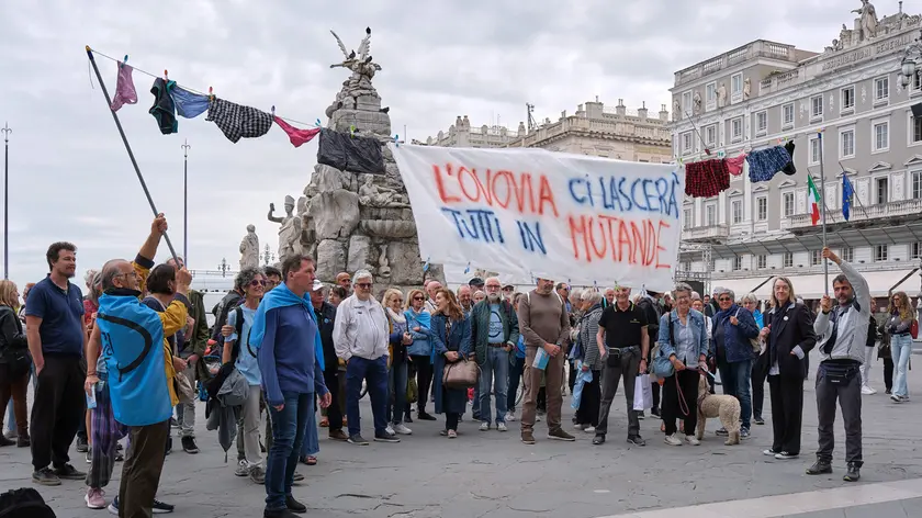 Una protesta del Comitato No Ovovia in piazza Unità durante la discussione della variante Foto Silvano