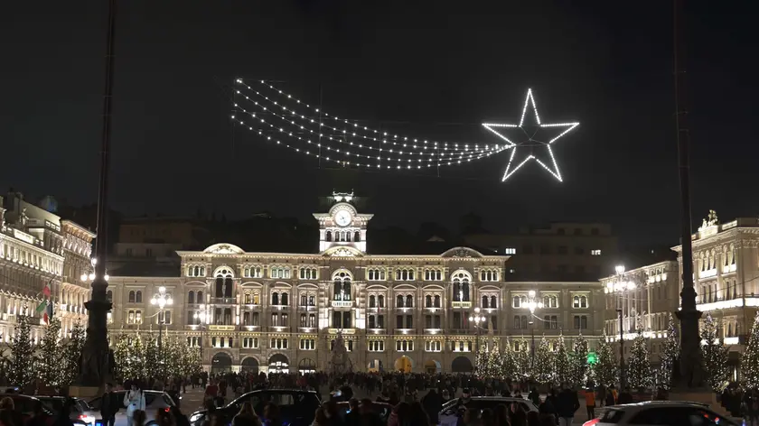 Piazza Unità negli anni scorsi con gli abeti natalizi e la stella cometa montata alla rovescia.