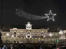 Piazza Unità negli anni scorsi con gli abeti natalizi e la stella cometa montata alla rovescia.