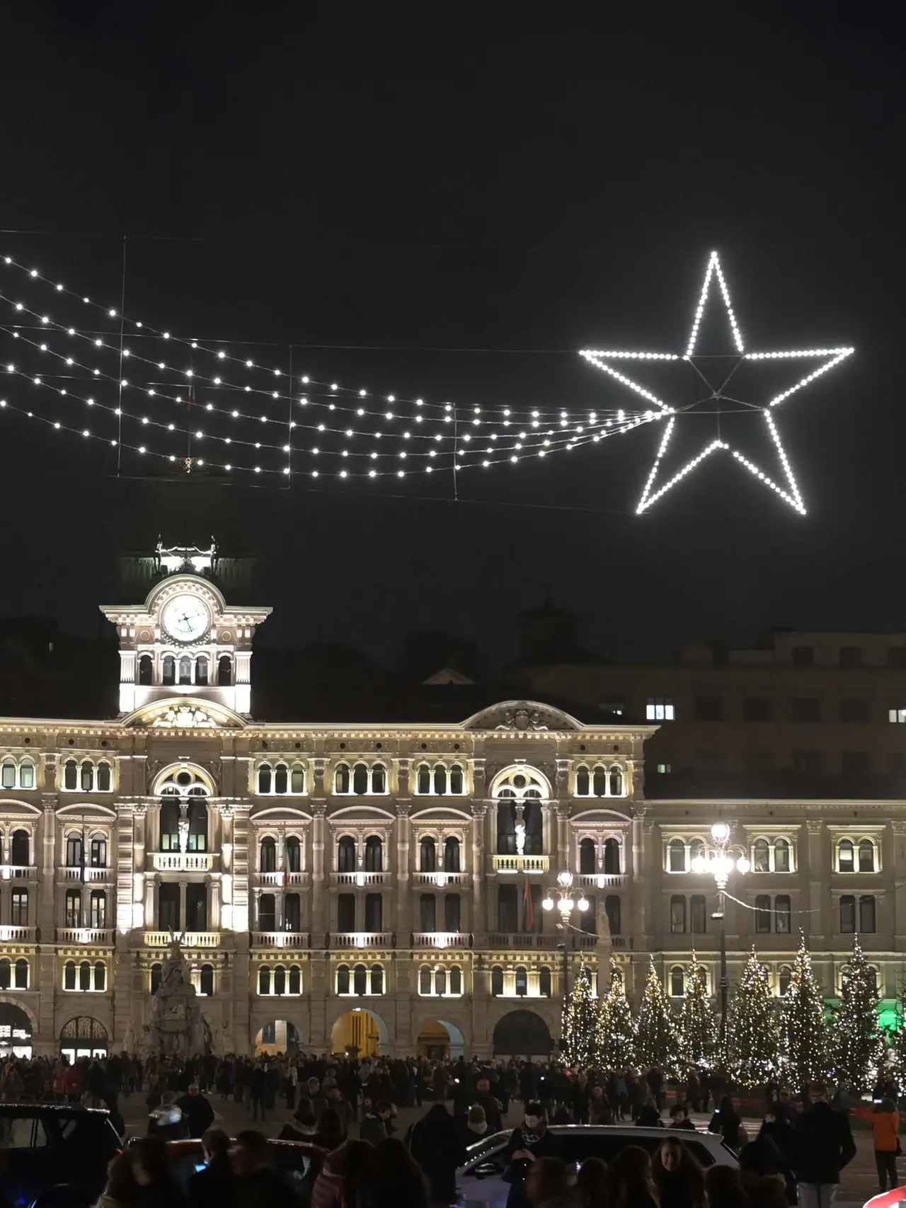 Piazza Unità negli anni scorsi con gli abeti natalizi e la stella cometa montata alla rovescia.