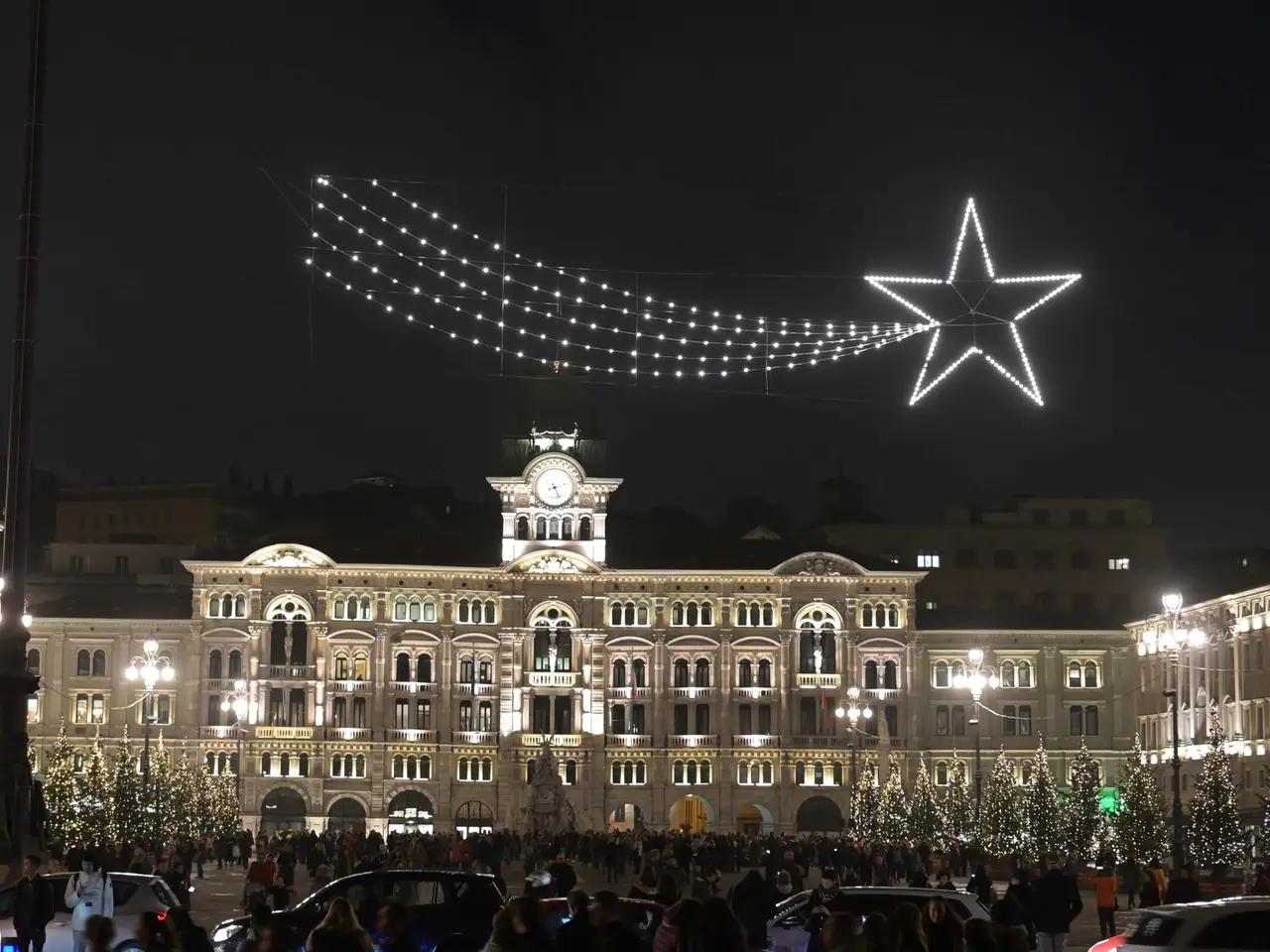 Piazza Unità negli anni scorsi con gli abeti natalizi e la stella cometa montata alla rovescia.