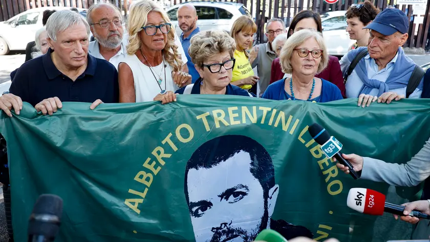 La mamma di Alberto Trentini, Armanda Colusso, ad una manifestazione